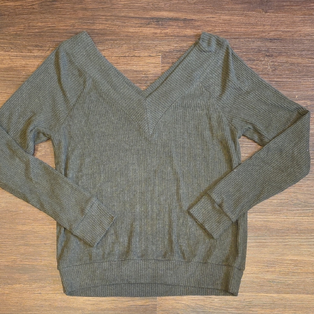 Korye V-Neck Long Sleeve Top in Olive, Size Small